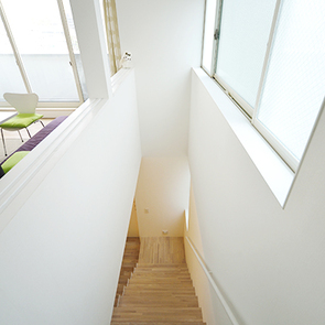 家全体に光を届ける階段横の窓