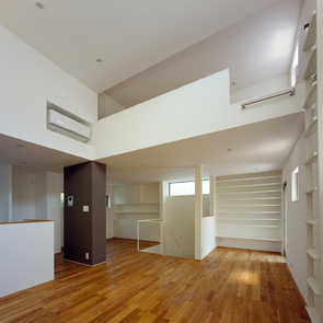 真っ白な壁・天井・造作家具・ロフトが一体感のあるリビング