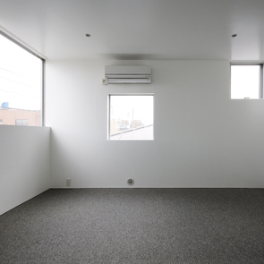 ３つのスクエア型窓が、動きのある空間作りに一役買っている部屋