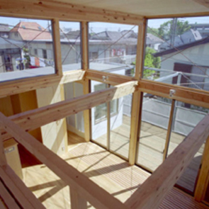 ウッドデッキのようなスノコ状のロフト。