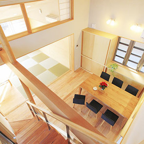 玄関土間からリビングを通して庭を見る