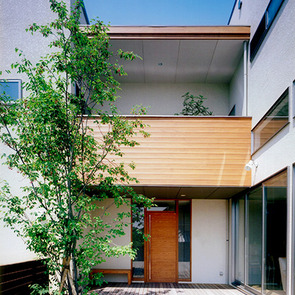 太陽が降り注ぐ明るい中庭