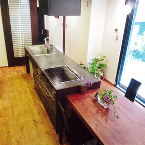 ダイニングテーブルと繋がるキッチン