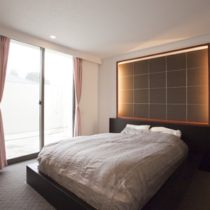 コンクリート片持ちのシンプルな階段デザイン