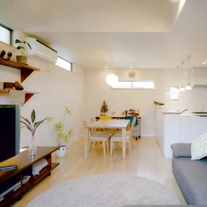 ハイサイドライトで明るい白いリビング