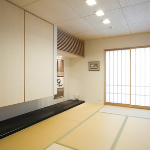 浮き収納で足元をすっきりさせ、室内の大きさをより広く見せる和室