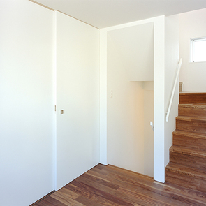 日中はハイサイド窓から緑と青空を望め、夜は夜空を満喫できるとても贅沢な寝室