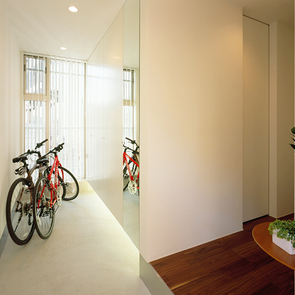 鏡の効果で広く感じる玄関