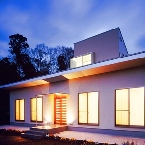 階段から食卓を見る