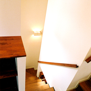 コの字に伸びる階段