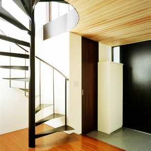 面発光アクリルを壁として使用したリビング吹抜の空中廊下