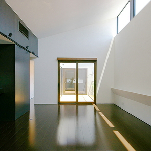 中庭は挟んで空間が連続する。