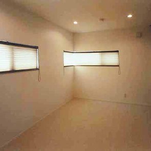 家を囲ルーバーが目隠しに