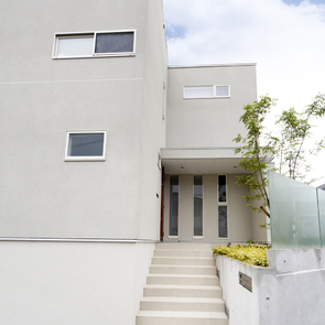 作り付けの棚を設置したロフトスペース