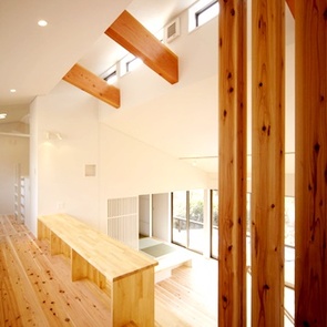 家全体に光を届ける階段横の窓