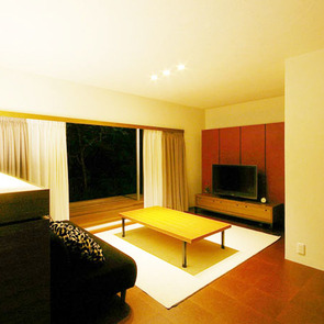 間接照明が空間をやわらかく包み込む