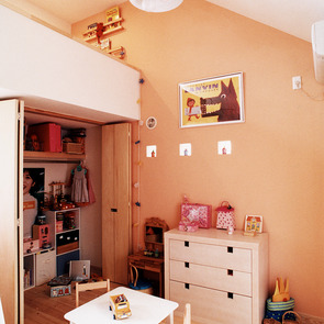 2階は小屋組み現しが空間のアクセントに