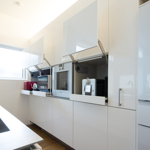 スイングアップ扉で家電を使用する時開けたままでも邪魔にならず便利