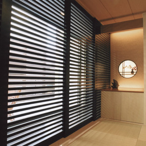 ハイサイドライトで明るい白いリビング