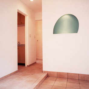 玄関ホールと同素材を室内に使用した、海外のような佇まいの玄関ホール