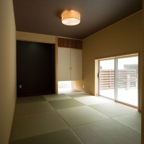 地階に光を落とすための透けた階段