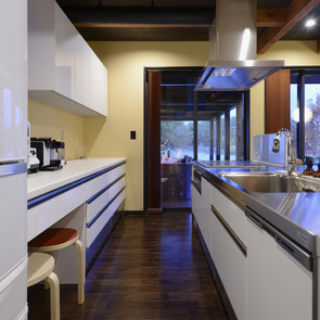 白とステンレスでまとめられたスッキリとしたキッチン