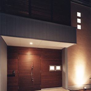 玄関ドア周りの外壁と玄関ドアを同じ木材にした、迫力ある玄関アプローチ