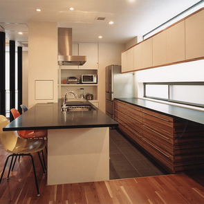 ステンレスカラーのキツチンと、より品のよさを感じさせる重厚感ある床材