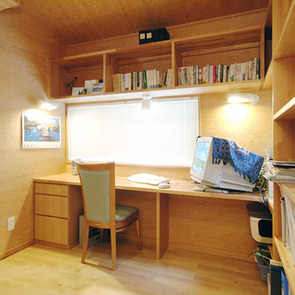 ローコストにボードで仕上げた書斎