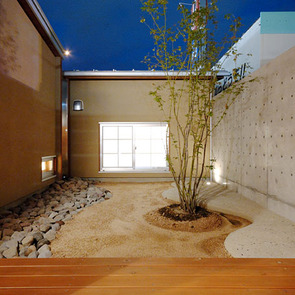 茶室となる和室へと続くモダンなドライな庭