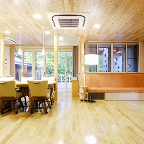 リビングから庭を見渡す