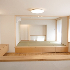 家の内外が見渡せる2階の浴室