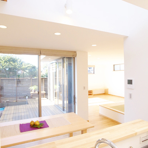 キッチンを照す壁の間接照明