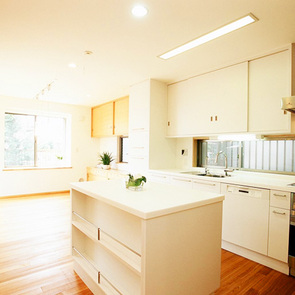 開放感と明るさを与えてくれる、２階ホールにある大開口の窓