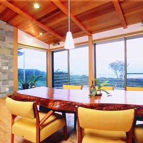 深みと温かみのある木のテーブル