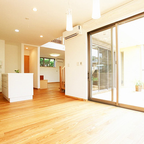 真っ白な壁・天井・造作家具・ロフトが一体感のあるリビング