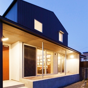 夜の玄関から見るテラス