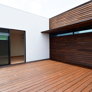 玄関ドアを開けると、トップライトからのみの光が優しくフロアを包み込む玄関ホール