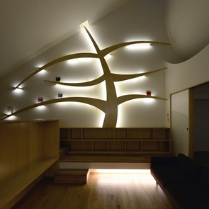 光を放つ本棚『知恵の木』