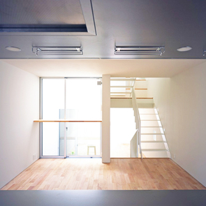 浴室から洗面、中庭を見る。