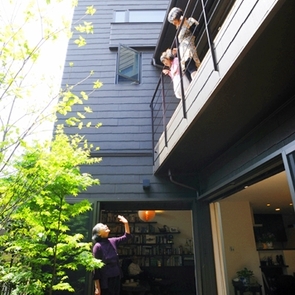 世代を繋ぐ中庭の風景