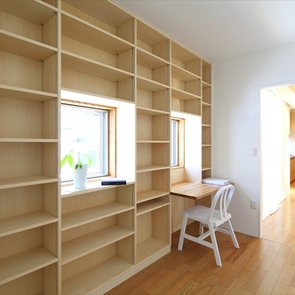 自然光で明るいデスク