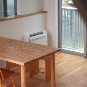 階段から食卓を見る