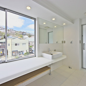 大きな窓のある真っ白い洗面ルーム