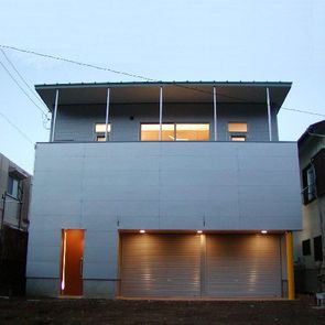 深みと温かみのある木のテーブル