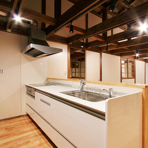 白でスッキリとしたモダンなキッチン