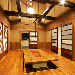 モダンな掘り炬燵のあるリビング