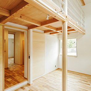 吹き抜けが明るい空間