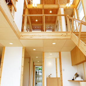 シンプルで機能的なオープンなアイランドキッチン