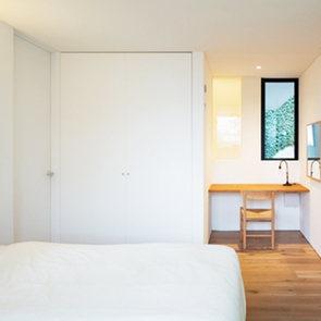 シュロの木が南国ムード漂うエントランス